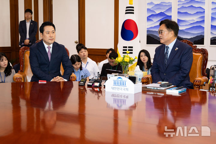 [서울=뉴시스] 김금보 기자 = 장동혁 국민의힘 대표가 2일 서울 여의도 국회에서 우원식 국회의장을 예방하고 있다. (공동취재) 2025.09.02. photo@newsis.com