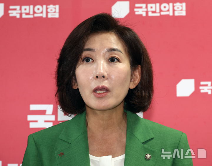 [서울=뉴시스] 김금보 기자 = 국회 법제사법위원회 국민의힘 나경원 의원과 법사위 의원들이 2일 서울 여의도 국회에서 추미애 법사위원장의 일방적인 운영을 규탄하는 기자회견을 하고 있다. 2025.09.02. kgb@newsis.com