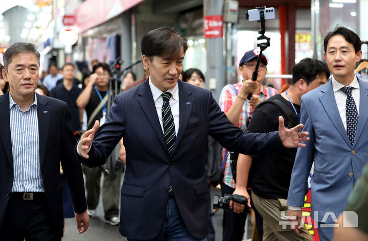 [포항=뉴시스] 이무열 기자 = 조국 조국혁신당 혁신정책연구원장이 2일 경북 포항시 북구 죽도시장을 찾아 이동하고 있다. 2025.09.02. lmy@newsis.com