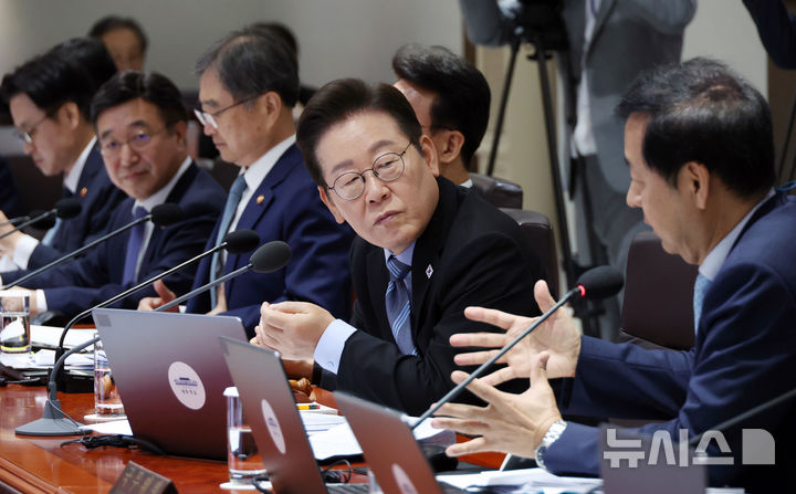 [서울=뉴시스] 고범준 기자 = 이재명 대통령이 2일 서울 용산 대통령실 청사에서 열린 제40회 국무회의에서 구윤철 경제부총리 겸 기획재정부 장관의 발언을 듣고 있다. (대통령실통신사진기자단) 2025.09.02 bjko@newsis.com