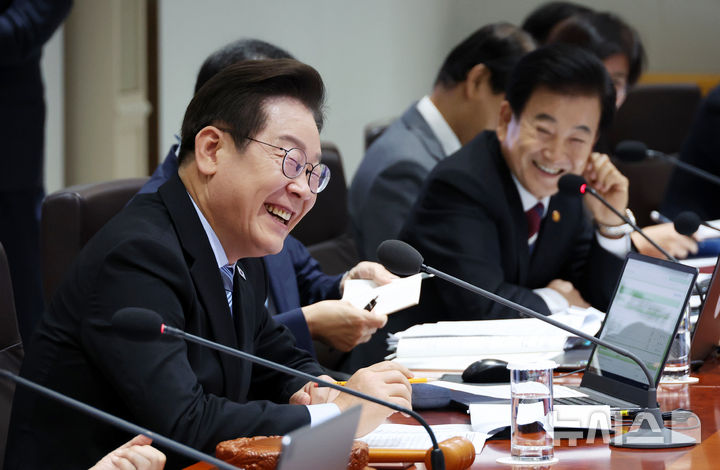 [서울=뉴시스] 고범준 기자 = 이재명 대통령이 2일 서울 용산 대통령실 청사에서 열린 제40회 국무회의에서 정동영 통일부 장관의 발언을 듣고 웃고 있다. (대통령실통신사진기자단) 2025.09.02 bjko@newsis.com