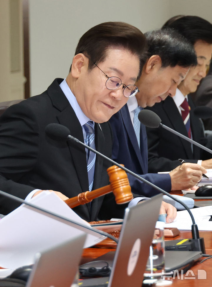 [서울=뉴시스] 고범준 기자 = 이재명 대통령이 2일 서울 용산 대통령실 청사에서 열린 제40회 국무회의에서 개회선언을 하고 있다. (대통령실통신사진기자단) 2025.09.02 bjko@newsis.com
