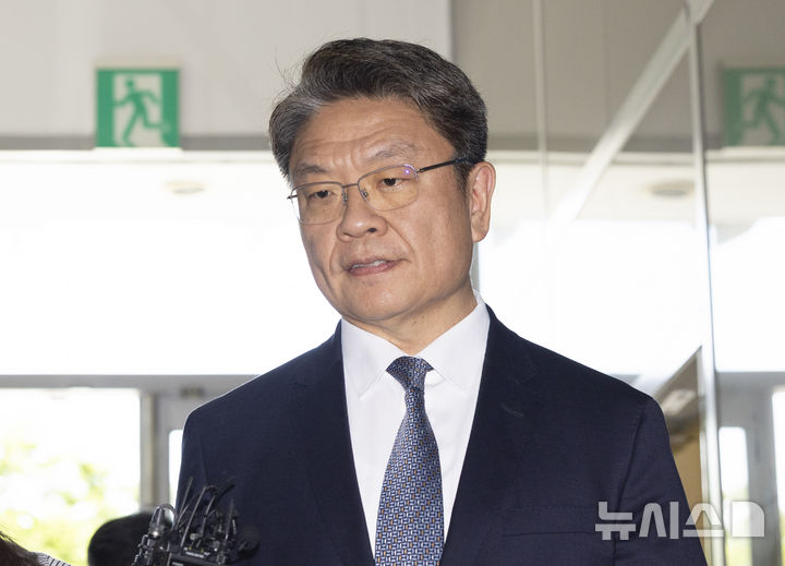 [서울=뉴시스] 김근수 기자 = 이시원 전 대통령실 공직기강비서관이 2일 서울 서초구 순직해병 특검 사무실에 피의자 조사를 받기 위해 출석하고 있다. 2025.09.02. ks@newsis.com