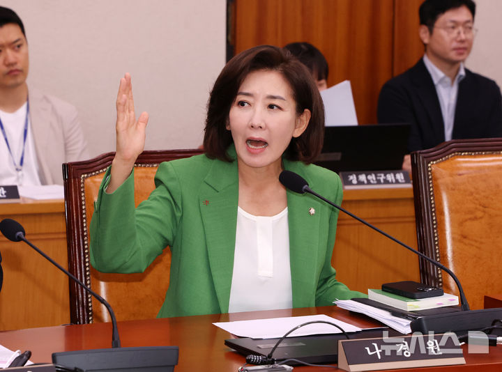 [서울=뉴시스] 김명년 기자 = 나경원 국민의힘 의원이 2일 오전 서울 여의도 국회에서 열린 법제사법위원회 전체회의에서 추미애 위원장에게 의사진행발언을 요청하고 있다. 2025.09.02. kmn@newsis.com