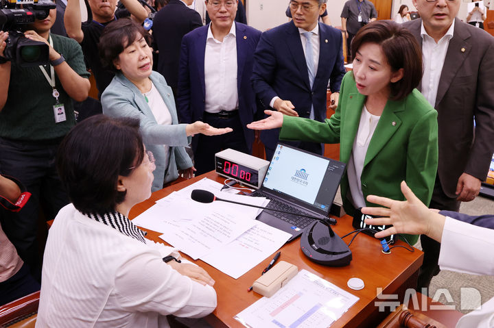 [서울=뉴시스] 김명년 기자 = 2일 서울 여의도 국회에서 열린 법제사법위원회 전체회의에서 나경원 국민의힘 의원 등이 추미애 위원장에게 의사 진행 방식에 대해 항의하고 있다. 2025.09.02. kmn@newsis.com