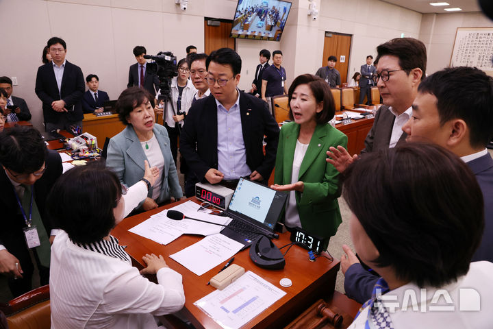 [서울=뉴시스] 김명년 기자 = 2일 서울 여의도 국회에서 열린 법제사법위원회 전체회의에서 나경원 국민의힘 의원 등이 추미애 위원장에게 의사 진행 방식에 대해 항의하고 있다. 2025.09.02. kmn@newsis.com