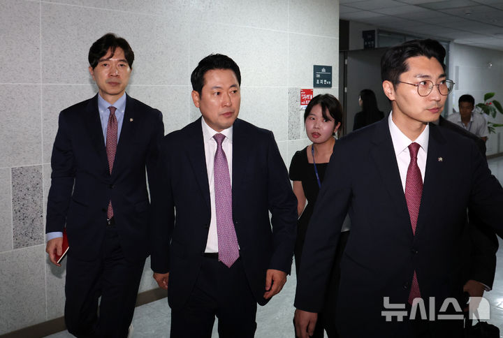 [서울=뉴시스] 김명년 기자 = 장동혁 국민의힘 당 대표가 2일 오전 서울 여의도 국회 의원회관에서 조지연 의원실을 방문 후 이동하고 있다. 이날 내란 특검은 조 의원에 대해 계엄 사태 당시 김용현 전 국방부 장관과 통화한 혐의로 압수수색을 진행했다. 2025.09.02. kmn@newsis.com
