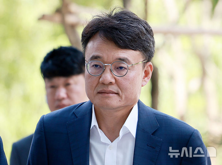 [서울=뉴시스] 이영환 기자 = 김건희 여사에게 수천만원대 명품 목걸이를 선물하고 각종 청탁을 전했다고 자수한 이봉관 서희건설 회장의 맏사위 박성근 전 국무총리 비서실장이 특검 출석 약 8시간 만에 조사를 마치고 귀가했다. 사진은 이봉관 서희건설 회장의 사위인 박성근 전 국무총리 비서실장이 2일 오후 서울 종로구 광화문 김건희 특검팀(특별검사 민중기)에 조사를 받기 위해 출석 하는 모습. 2025.09.02. 20hwan@newsis.com