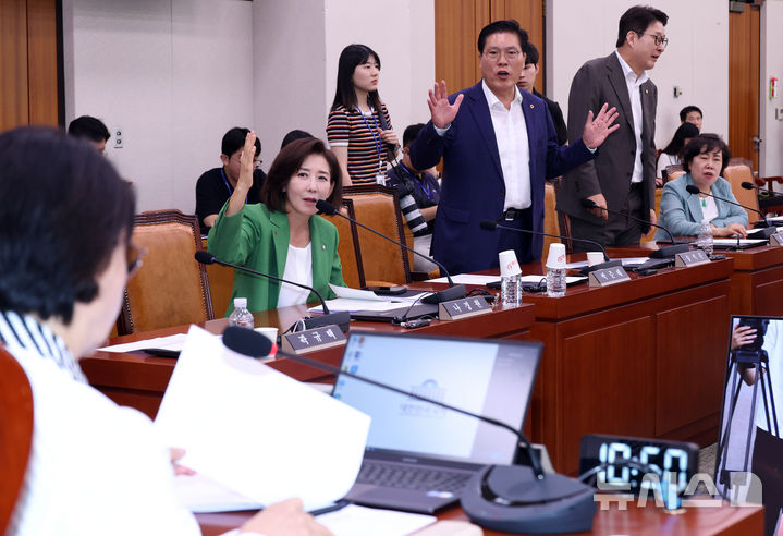 [서울=뉴시스] 김금보 기자 = 국민의힘 의원들이 2일 오후 서울 여의도 국회에서 열린 법제사법위원회 전체회의에서 추미애 위원장과 여당 의원들에게 나경원 국민의힘 간사 선임 등 운영과 관련해 항의하고 있다. 2025.09.02. kgb@newsis.com