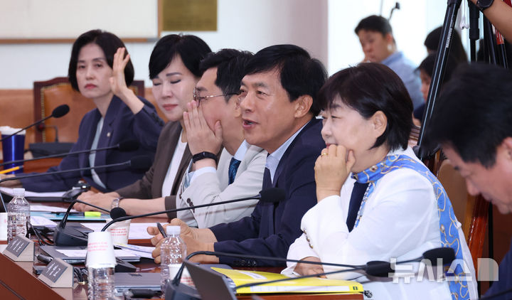 [서울=뉴시스] 김금보 기자 = 더불어민주당 의원들이 2일 서울 여의도 국회에서 열린 법제사법위원회 전체회의에서 토론 종결 거수 투표를 하며 조소하고 있다. 2025.09.02. kgb@newsis.com