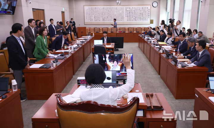[서울=뉴시스] 김금보 기자 = 더불어민주당(오른쪽) 의원들이 지난 2일 서울 여의도 국회에서 열린 법제사법위원회 전체회의에서 토론 종결 거수 투표를 하고 있다. 2025.09.02. kgb@newsis.com