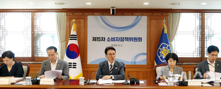 [서울=뉴시스] 추상철 기자 = 김민석 국무총리가 2일 오후 서울 종로구 정부서울청사에서 열린 '제15차 소비자정책위원회'에서 발언하고 있다. 2025.09.02. scchoo@newsis.com