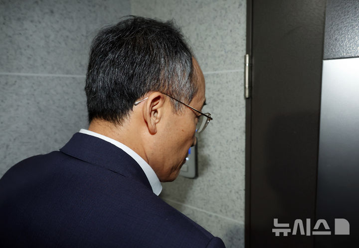 [서울=뉴시스] 고승민 기자 = 추경호 국민의힘 의원이 2일 서울 여의도 국회 의원회관 의원실로 들어서고 있다. 2025.09.02. kkssmm99@newsis.com