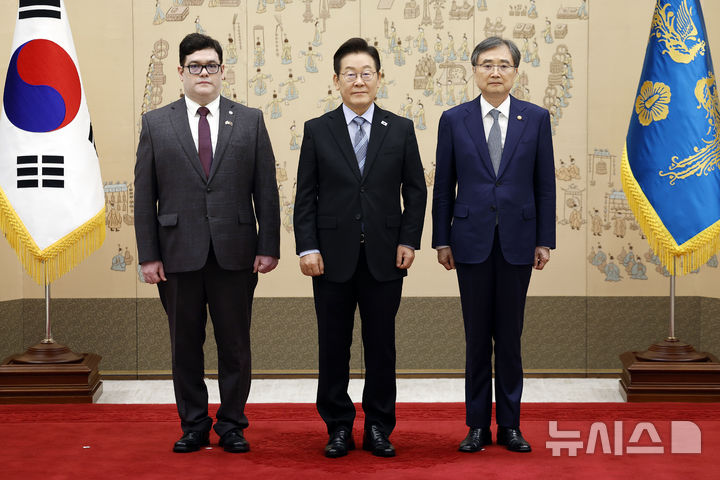 [서울=뉴시스] 최동준 기자 = 이재명 대통령이 2일 서울 용산 대통령실 청사에서 열린 주한대사 신임장 제정식에서 토피크 이슬람 샤틸 주한 방글라데시 대사로부터 신임장을 전달받은 뒤 기념촬영하고 있다. 오른쪽은 조현 외교부 장관. 2025.09.02. photocdj@newsis.com