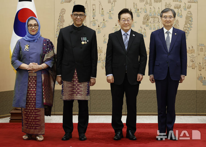 [서울=뉴시스] 최동준 기자 = 이재명 대통령이 2일 서울 용산 대통령실 청사에서 열린 주한대사 신임장 제정식에서 체쳅 헤라완(왼쪽 두번째) 주한 인도네시아 대사로부터 신임장을 전달받은 뒤 기념촬영하고 있다. 오른쪽은 조현 외교부 장관. 2025.09.02. photocdj@newsis.com