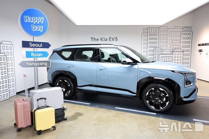 [서울=뉴시스] 배훈식 기자 = 지난달 2일 오후 서울 강남구 프로젝트 스페이스 라인에서 열린 미디어 데이에서 공개된 더 기아 EV5 모습. 2025.09.03. dahora83@newsis.com