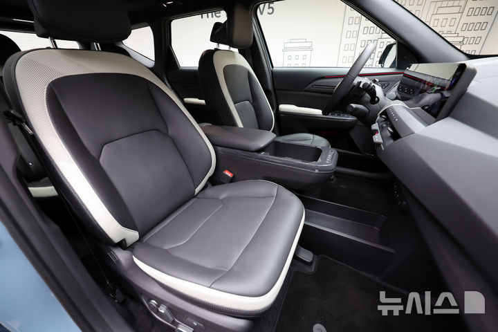 [서울=뉴시스] 배훈식 기자 = 지난 2일 오후 서울 강남구 프로젝트 스페이스 라인에서 열린 미디어 데이에서 공개된 더 기아 EV5 실내 모습. 2025.09.03. dahora83@newsis.com