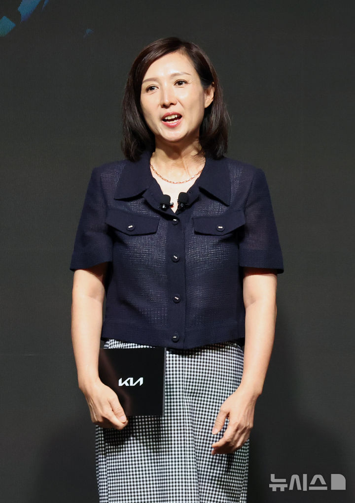 [서울=뉴시스] 배훈식 기자 = 이승아 기아넥스트CMF팀 책임이 지난 2일 오후 서울 강남구 프로젝트 스페이스 라인에서 열린 더 기아 EV5 미디어 데이에서 프리젠테이션을 하고 있다. 2025.09.03. dahora83@newsis.com