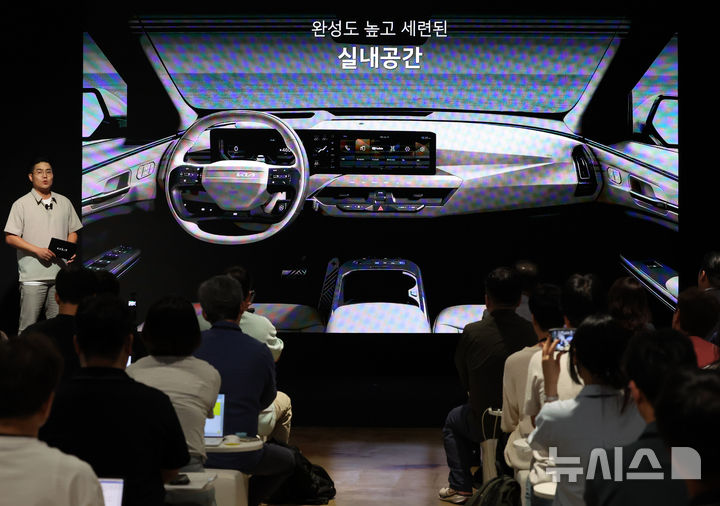 [서울=뉴시스] 배훈식 기자 = 김영무 기아넥스트디자인내장2팀 책임이 지난 2일 오후 서울 강남구 프로젝트 스페이스 라인에서 열린 더 기아 EV5 미디어 데이에서 프리젠테이션을 하고 있다. 2025.09.03. dahora83@newsis.com