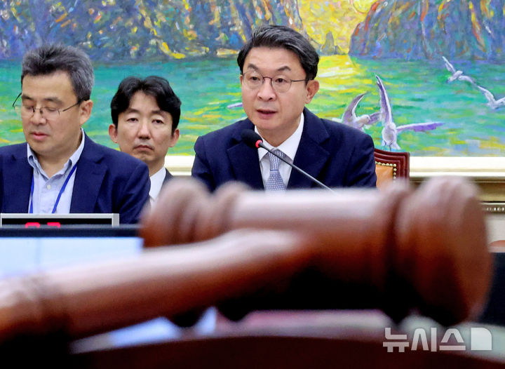 [서울=뉴시스] 김금보 기자 = 이억원 금융위원장 후보자가 2일 서울 여의도 국회에서 열린 정무위원회의 인사청문회에서 의원질의에 답하고 있다. 2025.09.02. kgb@newsis.com