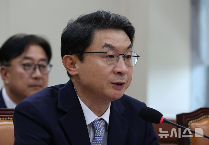 [서울=뉴시스] 김금보 기자 = 이억원 금융위원장 후보자가 2일 서울 여의도 국회에서 열린 정무위원회의 인사청문회에서 의원질의에 답하고 있다. 2025.09.02. kgb@newsis.com