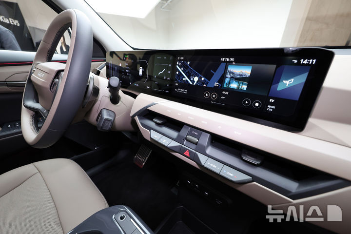 [서울=뉴시스] 배훈식 기자 = 지난 2일 오후 서울 강남구 프로젝트 스페이스 라인에서 열린 미디어 데이에서 공개된 더 기아 EV5 실내 모습. 2025.09.03. dahora83@newsis.com