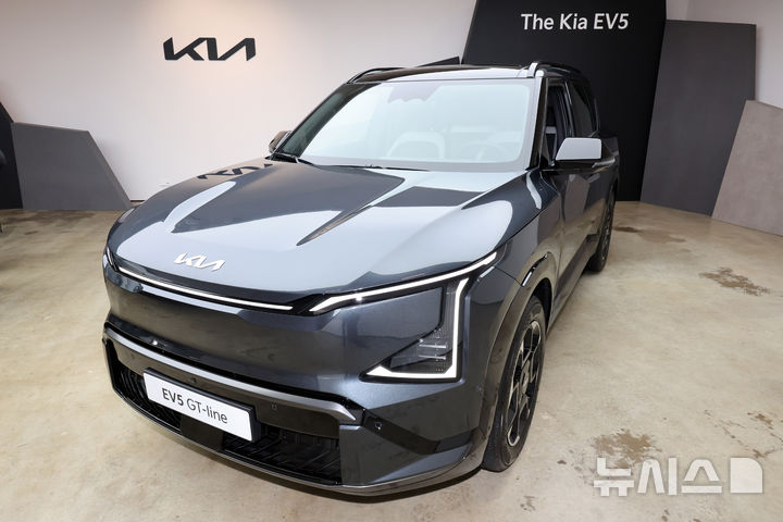 [서울=뉴시스] 배훈식 기자 = 지난 2일 오후 서울 강남구 프로젝트 스페이스 라인에서 열린 미디어 데이에서 공개된 더 기아 EV5 모습. 2025.09.03. dahora83@newsis.com