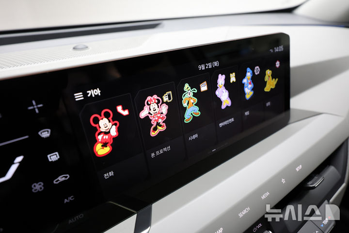 [서울=뉴시스] 배훈식 기자 = 지난 2일 오후 서울 강남구 프로젝트 스페이스 라인에서 열린 미디어 데이에서 공개된 더 기아 EV5 실내 모습. 2025.09.03. dahora83@newsis.com