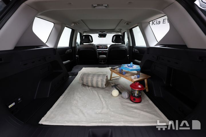 [서울=뉴시스] 배훈식 기자 = 지난 2일 오후 서울 강남구 프로젝트 스페이스 라인에서 열린 미디어 데이에서 공개된 더 기아 EV5 실내 모습. 2025.09.03. dahora83@newsis.com