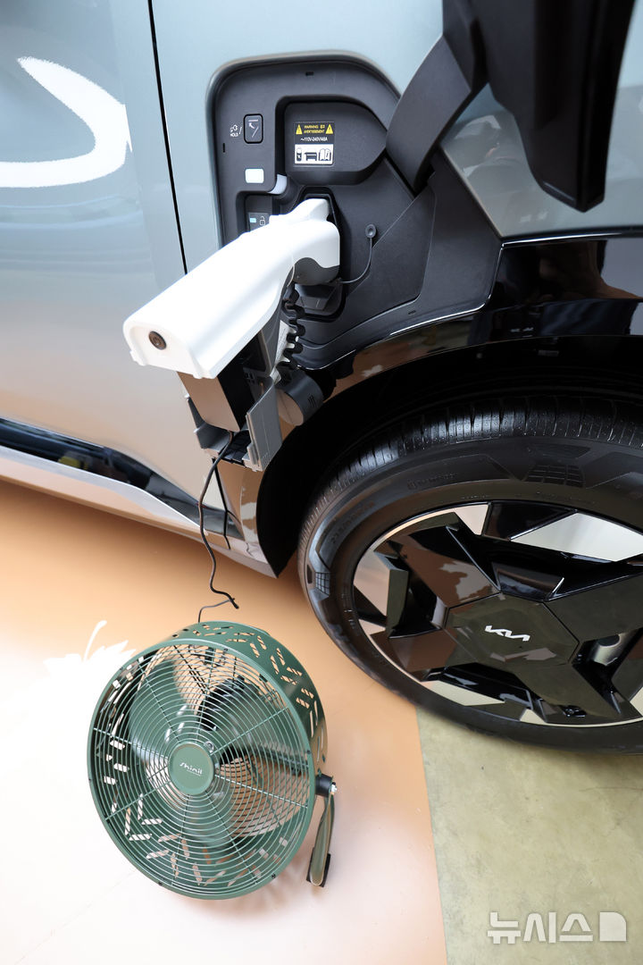 [서울=뉴시스] 배훈식 기자 = 지난 2일 오후 서울 강남구 프로젝트 스페이스 라인에서 열린 미디어 데이에서 공개된 더 기아 EV5 V2L 작동 모습. 2025.09.03. dahora83@newsis.com