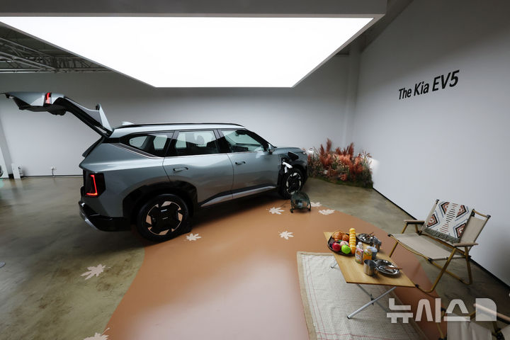 [서울=뉴시스] 배훈식 기자 = 지난 2일 오후 서울 강남구 프로젝트 스페이스 라인에서 열린 미디어 데이에서 공개된 더 기아 EV5 모습. 2025.09.03. dahora83@newsis.com