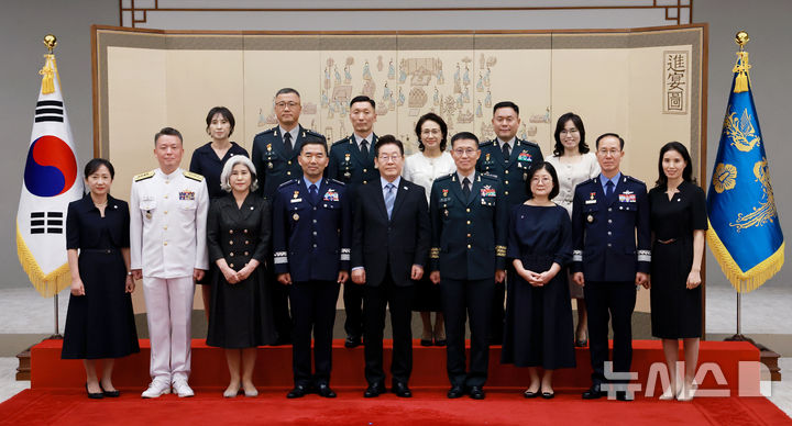 [서울=뉴시스] 최동준 기자 = 이재명 대통령이 2일 서울 용산 대통령실 청사에서 열린 대장 진급·보직 신고 및 삼정검 수치 수여식에서 대장 진급자 등 참석자들과 기념촬영을 하고 있다.이날 수여식은 합동참모의장 후보자인 진영승 전략사령관, 김규하 육군참모총장, 강동길 해군참모총장, 손성락 공군참모총장, 김성민 한미연합사 부사령관, 주성운 육군지상작전사령관, 김호복 육군2작전사령관이 대장 진급·보직 신고를 했다. (대통령실통신사진기자단) 2025.09.02. photocdj@newsis.com