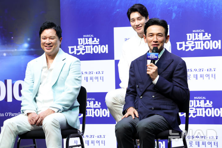 [서울=뉴시스] 박진희 기자 = 뮤지컬 '미세스 다웃파이어' 배우 황정민과 정성화가 2일 서울 서대문구 이화여자대학교 삼성홀에서 제작발표회를 하고 있다. 2025.09.02. pak7130@newsis.com