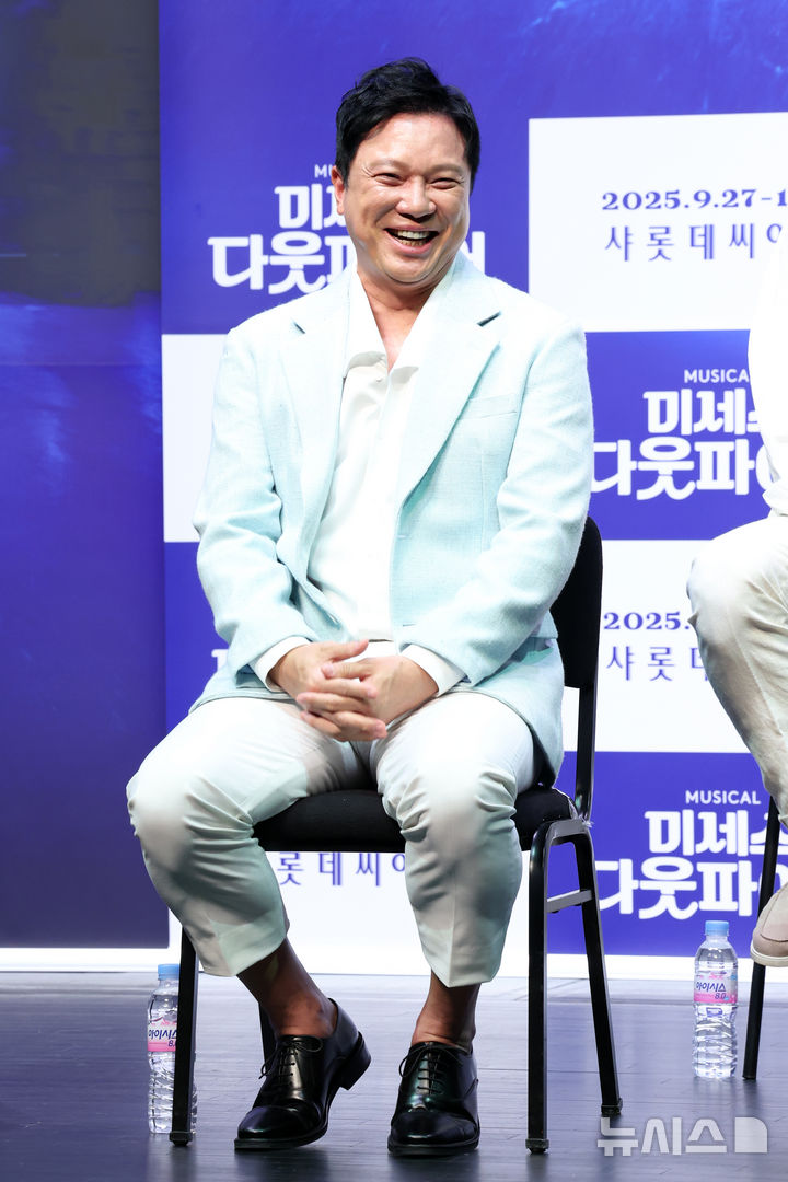 [서울=뉴시스] 박진희 기자 = 뮤지컬 '미세스 다웃파이어' 배우 정성화가 2일 서울 서대문구 이화여자대학교 삼성홀에서 제작발표회를 하고 있다. 2025.09.02. pak7130@newsis.com