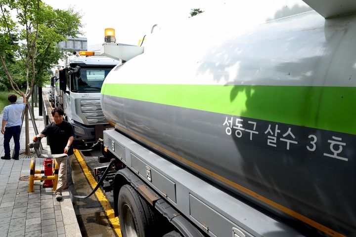 [서울=뉴시스] 성동구는 지난 2일 서울시 자치구 최초로 극심한 가뭄으로 어려움을 겪고 있는 강릉시에 급수차를 투입해 긴급 급수 지원에 나섰다고 밝혔다.성동구는 6일까지 매일 12톤 급수차 3대를 정기 운행, 강릉시에 총 180톤의 생활용수를 공수할 계획이다. 사진은 관계자들이 급수차를 살펴보는 모습. (사진=성동구 제공) 2025.09.02. photo@newsis.com *재판매 및 DB 금지