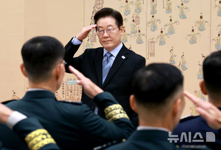 李, 3성 진급 장군들에게 "다시 신뢰받는 軍 될 수 있게 최선 다해달라"(종합)