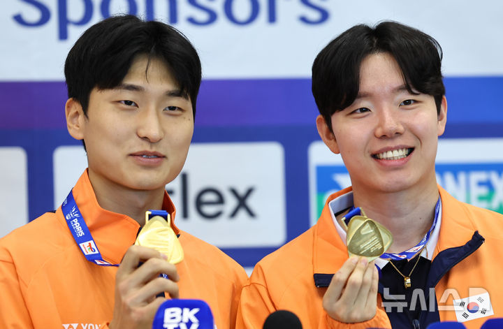 [인천공항=뉴시스] 최진석 기자 = '2025 세계개인배드민턴선수권대회' 남자 복식 정상에 오른 김원호(왼쪽)와 서승재가 2일 오후 인천국제공항 제1터미널을 통해 귀국해 금메달을 들어보이고 있다. 서승재·김원호는 지난 1일(한국 시간) 프랑스에서 열린 '2025 세계개인배드민턴선수권대회' 남자 복식 결승전에서 중국의 천보양·류이를 게임 스코어 2-0으로 제압하고 정상에 올랐다. 2025.09.02. myjs@newsis.com