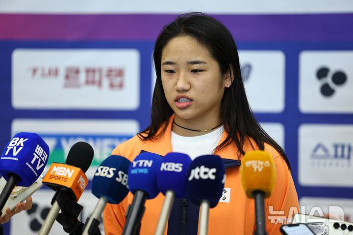 [인천공항=뉴시스] 최진석 기자 = '2025 세계개인배드민턴선수권대회'를 마치고 귀국한 안세영이 2일 오후 인천국제공항 제1터미널에서 인터뷰를 하고 있다. 안세영은 지난달 30일(한국 시간) 프랑스에서 열린 '2025 세계개인배드민턴선수권대회' 여자 단식 4강전에서 중국의 천위페이에게 게임 스코어 0-2로 패하며 세계선수권대회 타이틀 방어에 실패했다. 2025.09.02. myjs@newsis.com