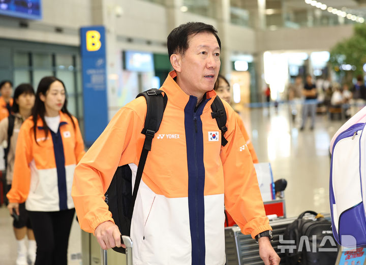 [인천공항=뉴시스] 최진석 기자 = '2025 세계개인배드민턴선수권대회'를 마친 박주봉 감독이 2일 오후 인천국제공항 제1터미널을 통해 귀국하고 있다. 2025.09.02. myjs@newsis.com