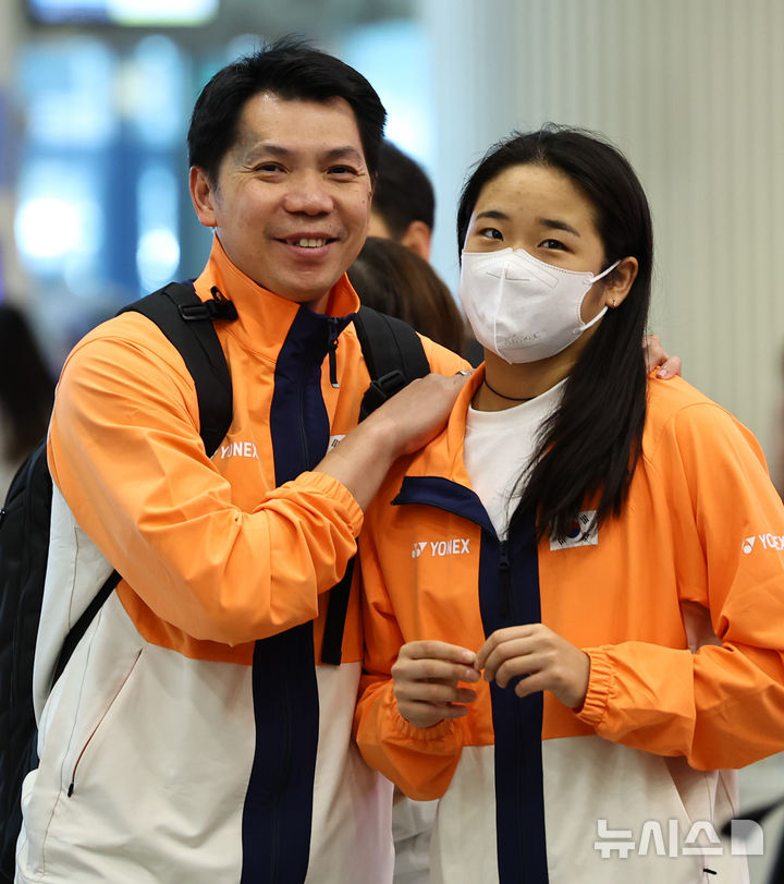 [인천공항=뉴시스] 최진석 기자 = '2025 세계개인배드민턴선수권대회'를 마치고 귀국한 안세영이 2일 오후 인천국제공항 제1터미널에서 로니 아구스티누스 코치의 격려를 받고 있다. 안세영은 지난달 30일(한국시간) 프랑스에서 열린 '2025 세계개인배드민턴선수권대회' 여자 단식 4강전에서 중국의 천위페이에게 게임 스코어 0-2로 패하며 세계선수권대회 타이틀 방어에 실패했다. 2025.09.02. myjs@newsis.com