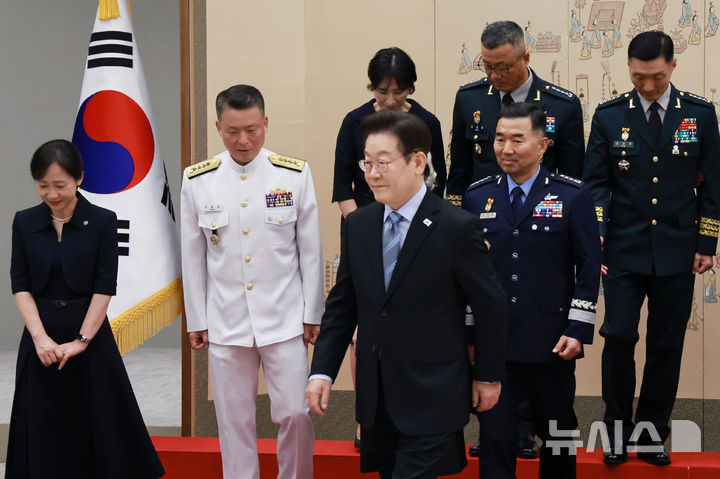 [서울=뉴시스] 최동준 기자 = 이재명 대통령이 2일 서울 용산 대통령실 청사에서 열린 대장 진급·보직 신고 및 삼정검 수치 수여식을 마친 뒤 환담장으로 향하고 있다. (대통령실통신사진기자단) 2025.09.02. photocdj@newsis.com