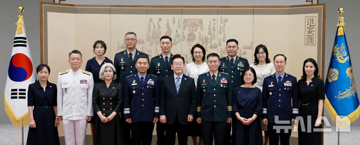 [서울=뉴시스] 최동준 기자 = 이재명 대통령이 2일 서울 용산 대통령실 청사에서 열린 대장 진급·보직 신고 및 삼정검 수치 수여식에서 대장 진급자 등 참석자들과 기념촬영을 하고 있다. 이날 수여식은 합동참모의장 후보자인 진영승 전략사령관, 김규하 육군참모총장, 강동길 해군참모총장, 손성락 공군참모총장, 김성민 한미연합사 부사령관, 주성운 지상작전사령관, 김호복 2작전사령관이 대장 진급·보직 신고를 했다. (대통령실통신사진기자단) 2025.09.02. photocdj@newsis.com