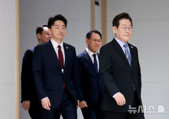 [서울=뉴시스] 최동준 기자 = 이재명 대통령이 2일 서울 용산 대통령실 청사에서 열린 대장 진급·보직 신고 및 삼정검 수치 수여식에 입장하고 있다. (대통령실통신사진기자단) 2025.09.02. photocdj@newsis.com