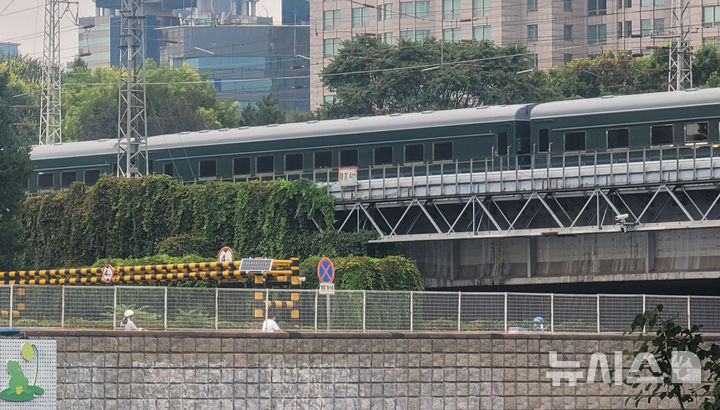 [베이징=뉴시스] 박정규 특파원 = 2일 오후 중국 베이징역 인근 철로에 김정은 북한 국무위원장이 탑승한 것으로 보이는 열차가 베이징역에 들어서고 있다. 2025.09.02 pjk76@newsis.com