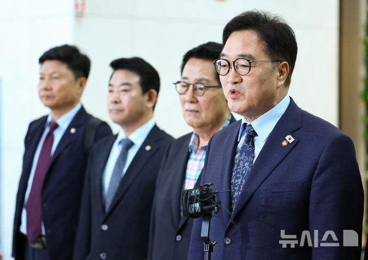 [인천공항=뉴시스] 최진석 기자 = 우원식 국회의장이 2일 인천국제공항 제1터미널에서 중국 '전승절'(항일전쟁 및 반파시스트 전쟁 승전) 80주년 행사 참석차 출국에 앞서 발언하고 있다. 2025.09.02. myjs@newsis.com