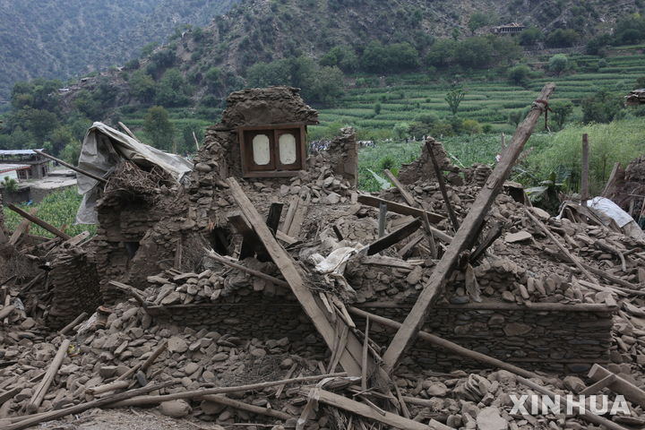 [누르갈=신화/뉴시스] 1일(현지 시간) 아프가니스탄 쿠나르주 누르갈 마을이 지진으로 파손돼 있다. 아프가니스탄 동부에서 31일 밤(현지시각) 발생한 대지진으로 인한 사망자 수가 1400명을 넘어섰다고 탈레반 정부 대변인 자비훌라 무자히드가 2일 밝혔다. 2025.09.02.
