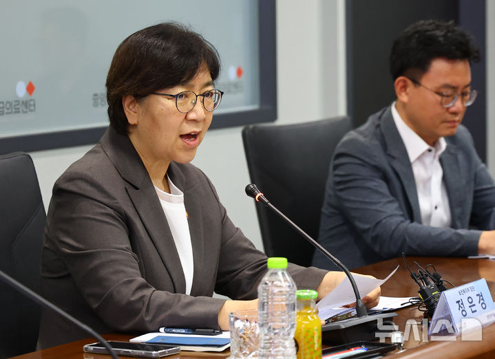 [서울=뉴시스] 황준선 기자 = 정은경 보건복지부 장관이 2일 오후 서울 중구 중앙응급의료센터 회의실에서 열린 응급의료체계 개선 현장간담회에 참석해 발언을 하고 있다. 2025.09.02. hwang@newsis.com