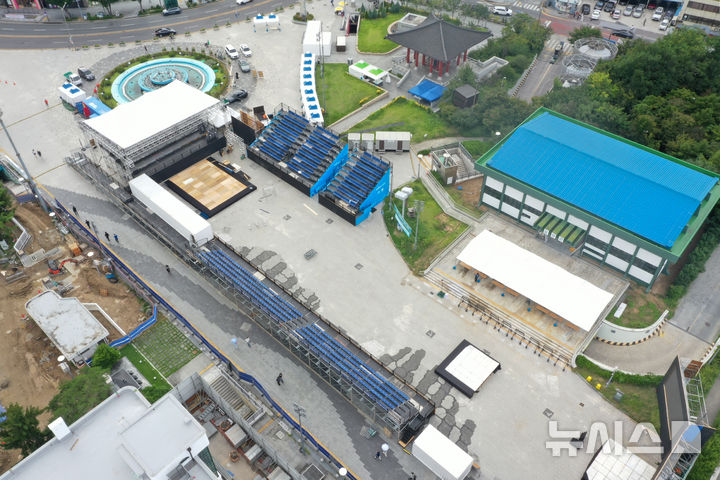 [광주=뉴시스] 이영주 기자 = 2025광주현대세계양궁선수권대회 개막을 사흘 앞둔 2일 오후 광주 동구 5·18민주광장에 결승 경기가 열리는 특설 경기장이 설치되고 있다. 2025.09.02.leeyj2578@newsis.com