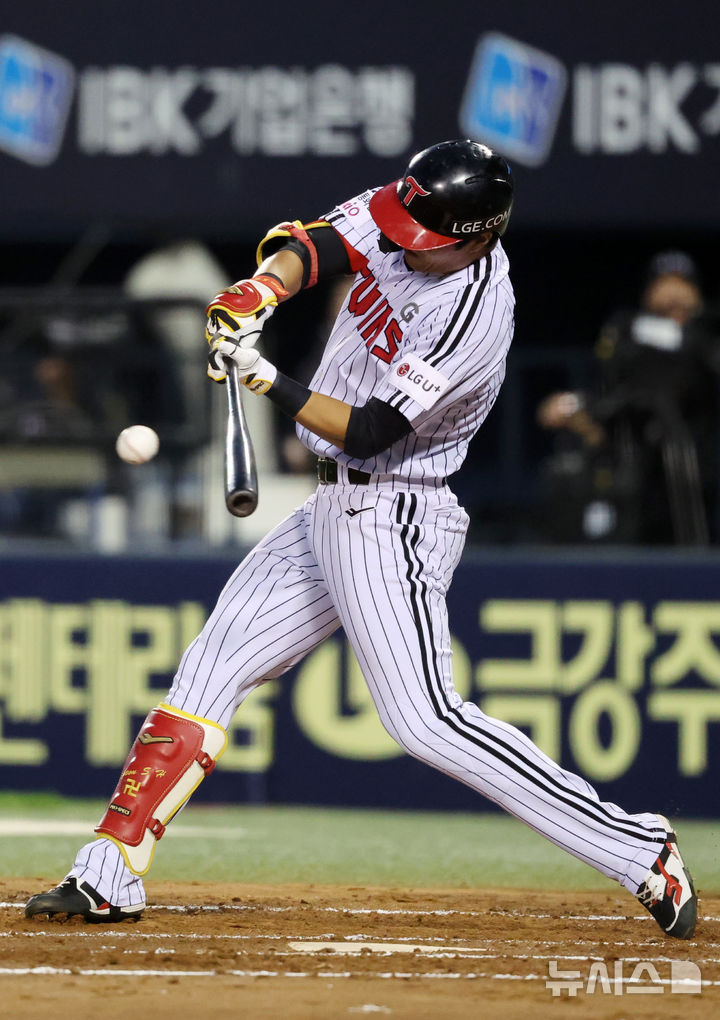 [서울=뉴시스] 배훈식 기자 = 2일 오후 서울 송파구 잠실야구장에서 열린 2025 신한 쏠뱅크 KBO리그 LG 트윈스와 롯데 자이언츠의 경기, 3회말 LG 천성호가 2루타를 터뜨리고 있다. 2025.09.02. dahora83@newsis.com