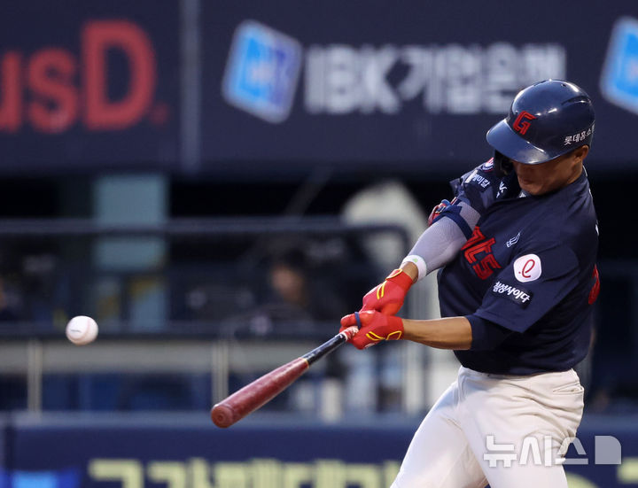 [서울=뉴시스] 배훈식 기자 = 2일 오후 서울 송파구 잠실야구장에서 열린 2025 신한 쏠뱅크 KBO리그 LG 트윈스와 롯데 자이언츠의 경기, 2회초 롯데 노진혁이 안타를 치고 있다. 2025.09.02. dahora83@newsis.com